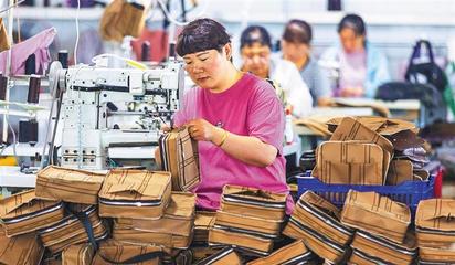 阜平縣顧家臺(tái)村九歌皮具有限公司,村民在加工箱包。當(dāng)?shù)厣a(chǎn)的箱包通過線上線下俏銷全國(guó)各地。