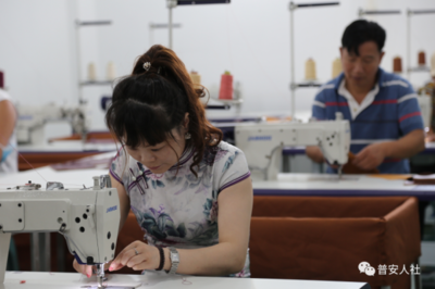 普安縣青山鎮(zhèn):工廠建在家門口 &ldquo;袋&rdquo;動(dòng)就業(yè)促增收