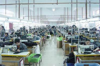 實(shí)業(yè)不死,打工仔回鄉(xiāng)開(kāi)廠雇用大媽,箱包加工年銷售1500萬(wàn)