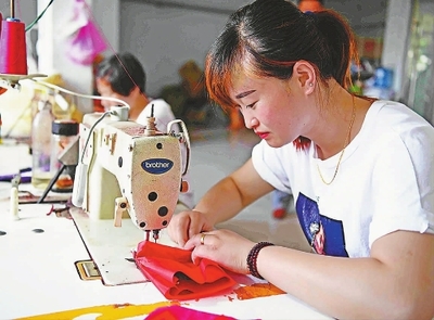 王興義:回鄉創建箱包廠 貧困戶就業脫貧